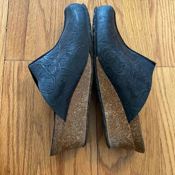 Papillion sz 40 or US 9 black embossed floral black leather great pre owned cond - Picture 7 of 9